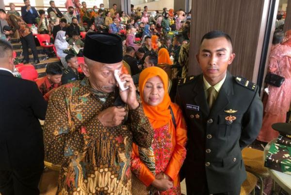 Isak Tangis Haru Seorang Petani Saksikan Sang Anak Menjadi Perwira TNI di Mabes AD