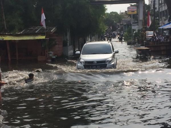 Jakarta Timur dan Selatan Terendam Banjir Imbas Sungai Ciliwung Meluap