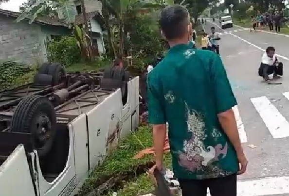 Tak Kuat Nanjak! Bus Rombongan Wisata Mundur dan Terguling di Magelang, Belasan Korban Luka-luka