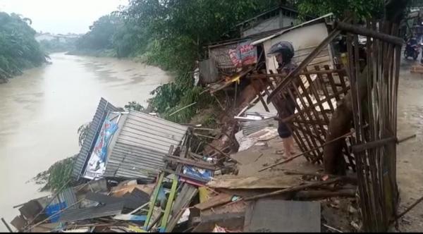 Hujan Deras Akibatkan Pergeseran Tanah di Gunung Putri Bogor, Sejumlah Warung Ambruk