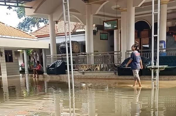 Curah Hujan Tinggi, Sejumlah Titik di Kota Tegal Masih Tergenang Air