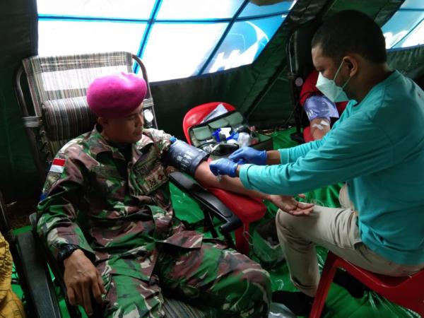 Personil Satgas Marinir Ambalat XXVIII Donorkan Darahnya Untuk Masyarakat Perbatasan