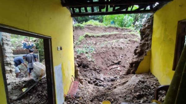 Beginilah Penampakan Rumah Tertimbun Longsor hingga Pemilik Terluka Tertimpa Bangunan di Cirebon