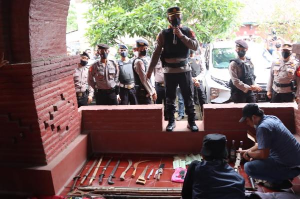 Perang Antar Ormas di Cirebon, Polisi Grebek Markas ada Sajam dan air soft gun