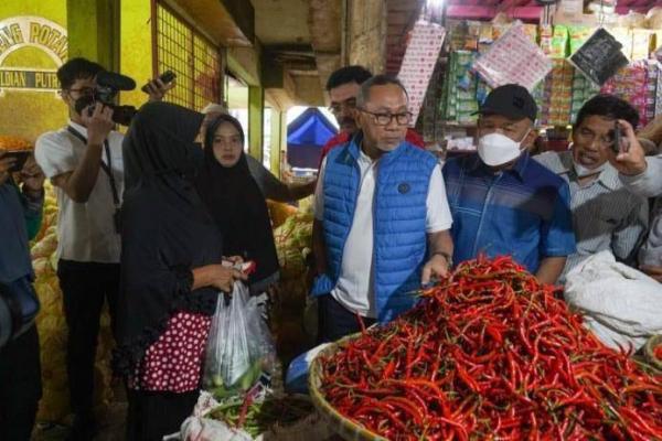 Mendag Zulhas Cek Harga Pangan di Pasar Jagasatru Cirebon, Sejumlah Harga Terpantau Turun dan Stabil