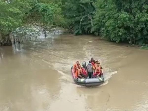 Maen di Sungai Santri di Cirebon dikabarkan Terbawa Arus, Tim SAR Masih Sisir Lokasi