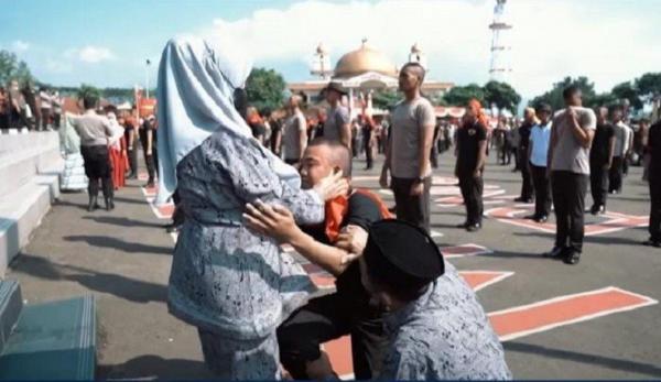 Haru Usai Dilantik Jadi Bintara Polri Anak Sopir Angkot Depok Cium Kaki Orang Tuanya