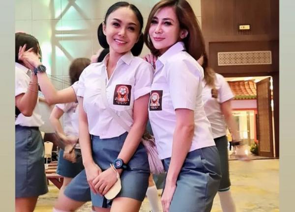 Pakai Seragam SMA, Penampilan Yuni Shara dan Anneke Cahyani Bikin Netizen Melongo