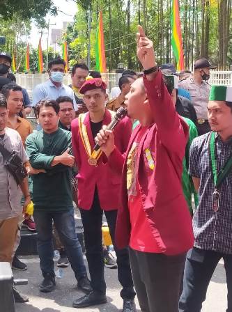 Anggota Dewan Pelesiran ke Amerika, Ratusan Mahasiswa Demo ke DPRD Riau.