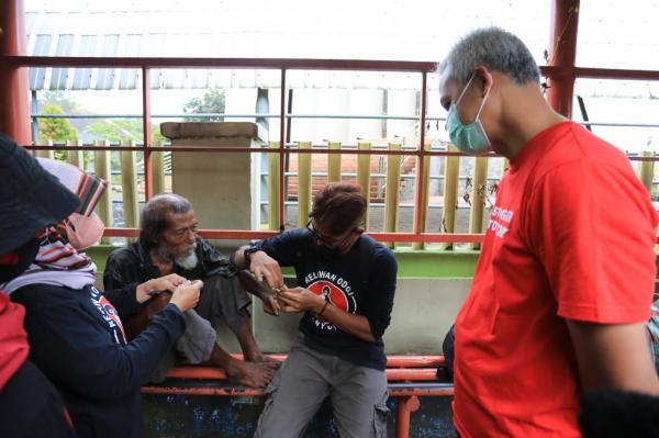 Kisah Ganjar Pranowo Diajak Relawan Evakuasi ODGJ di Banyumas