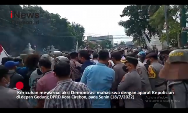 Video Kericuhan Demontrasi Mahasiswa di Depan Gedung DPRD Kota Cirebon
