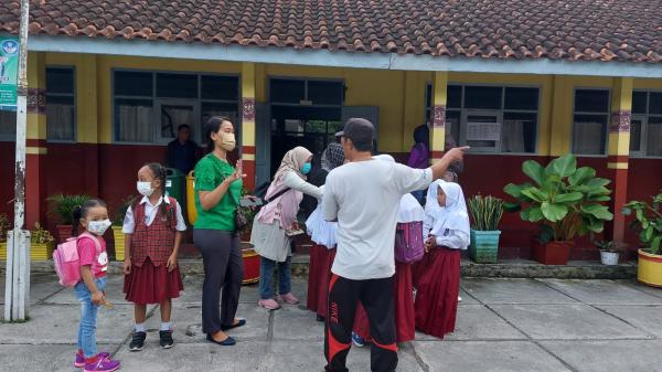 Hari Pertama Masuk Sekolah, Orang Tua Siswa Baru di Tasik Datang Lebih Awal Demi Bangku Paling Depan