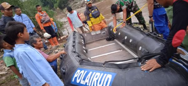 Jembatan Gantung Penghubung 2 Kecamatan Putus Akibat Banjir di Garut, Polisi Siagakan 1 Perahu Karet