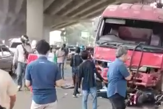 Kecelakaan Maut! Truk Tangki Tabrak sejumlah Motor di Cibubur, Belasan Orang Tewas
