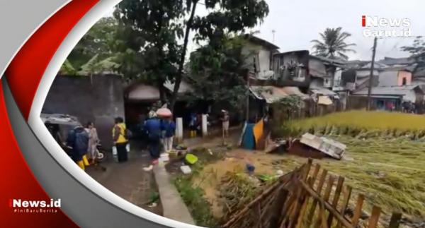 Pasca Banjir Warga di Kampung Cipejeuh Beres Beres Rumah