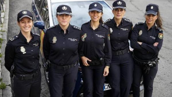 Perempuan Bertubuh Pendek di Negara Ini Bisa Jadi Polisi
