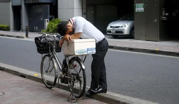 Perusahaan di Jepang Membuat Kotak Tidur Berdiri, Solusi untuk Pekerja yang Ngantuk di Kantor