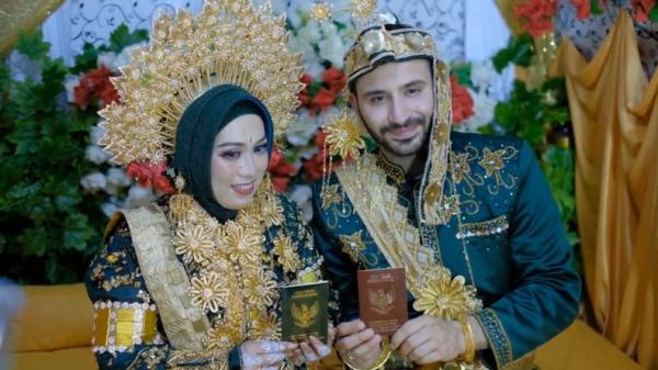 Viral Pria Turki Nikahi Seorang Gadis Sulawesi Kenal di Medsos