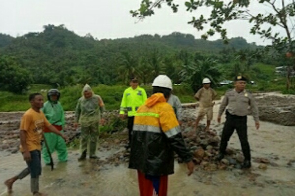 Polsek Sinonsayang Bersihkan Material Pascabanjir dan Berlakukan Sistem Buka-Tutup Kendaraan