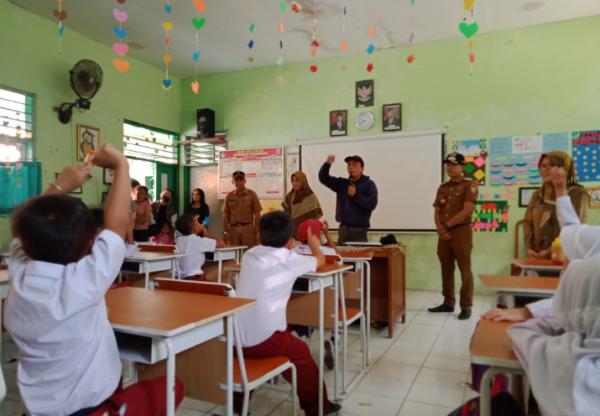 Hadirkan Pendongeng, MPLS Tingkat SD Lebih Berwarna di SDN Samadikun Cirebon