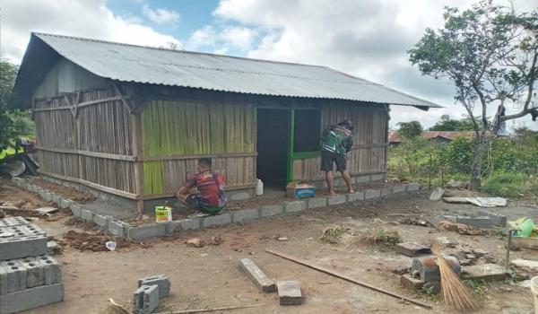 Rumah Janda Lansia Tunanetra Timor Tengah Utara Direhab TNI Perbatasan  Yonif 743/PSY