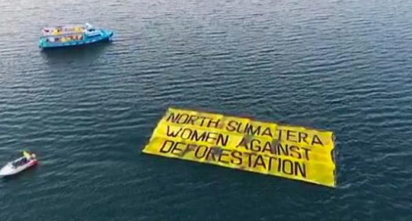 Di Tengah Perhelatan W20, Aktivis Perempuan Sumut Bentangkan Spanduk Raksasa di Danau Toba