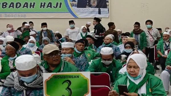 Seorang Jamaah Haji Kloter Pertama Asal Garut Gagal Pulang Siang Ini