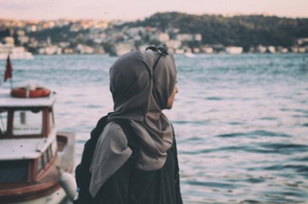 Muslimah, Berikut Ini Jenis Kain yang Adem dan Nyaman untuk Hijab