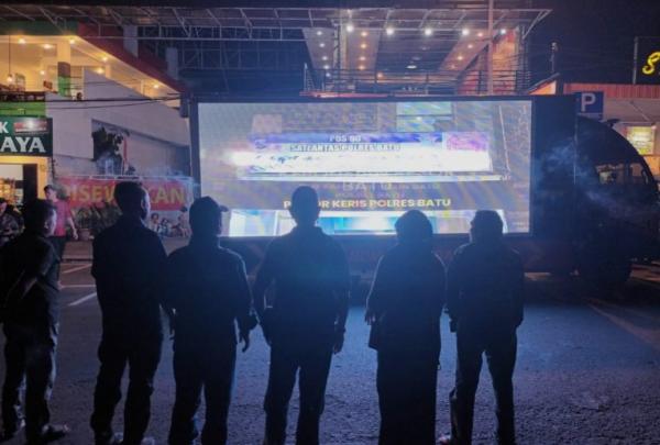 Mobil Videotron Polda Jatim Singgah di Jalanan Kota Batu Untuk Sosialisasi Prokes Covidd-19