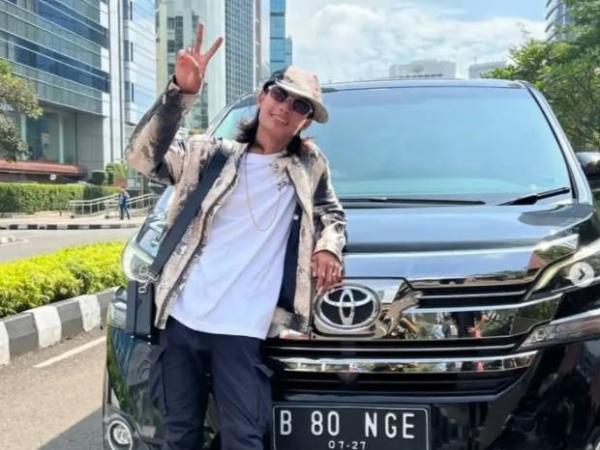Bonge Tampil Percaya Diri Bersama Toyota Vellfire di Instagram, Pakai Nomor Polisi Cantik B 80 NGE