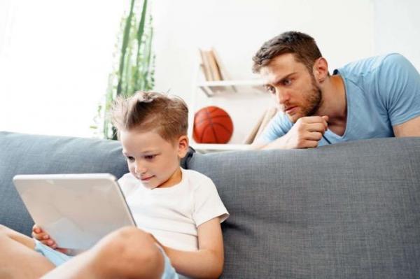 Parenting! Orang Tua Perlu Ajari Anak Batasan dalam Bermedia Sosial