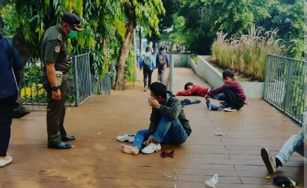 Jaga Ketertiban! Tidur di Jalur Pedestrian, Satpol PP Bangunkan Remaja Citayam Fashion Week