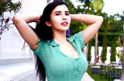 Potret Seksi Maria Vania Pakai Dress Rajut Hijau, Body Goals Disebut bak Gitar Mexico!