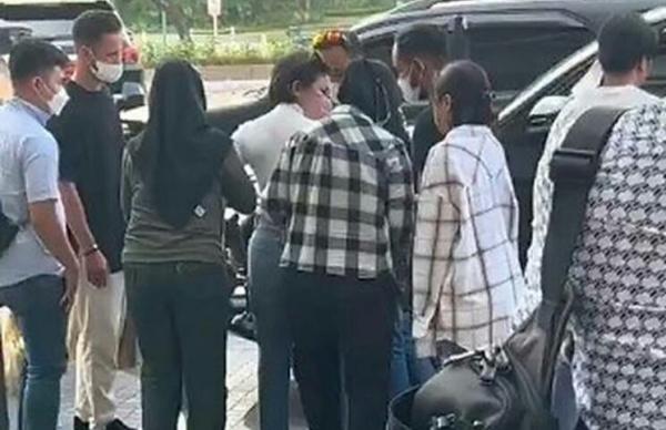 Viral! Nikita Mirzani Dijemput Paksa Timsus Polresta Serang Kota di Senayan