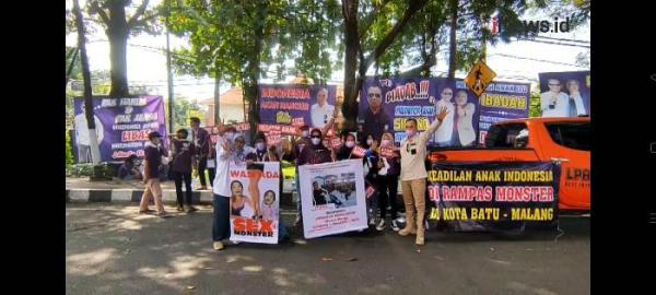 Massa Berorasi di Depan PN Malang Terkait Penundaan Sidang Tuntutan Kasus Pelecehan Seksual di SPI