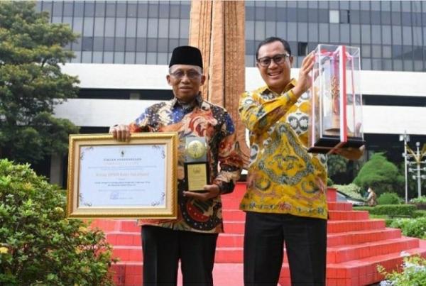 Wali Kota dan DPRD Sukabumi Dapat Penghargaan Kementerian LHK 