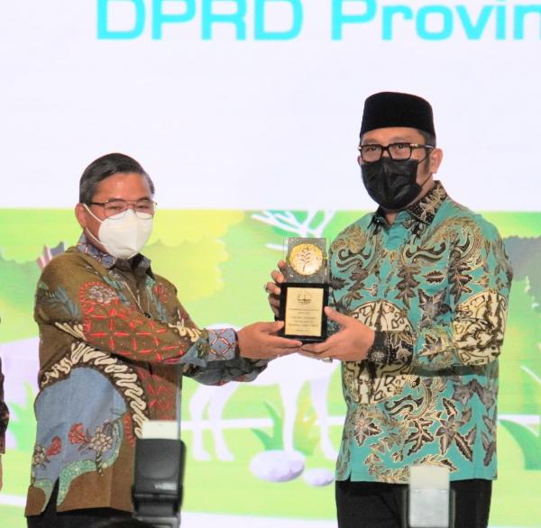Wow, DPRD Jatim Terima Penghargaan Green Leadership Nirwasita Tantra