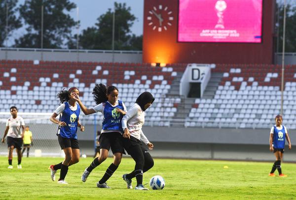 Momen Timnas Putri U-18 Jajal Stadion GJS Jelang Laga vs Singapura