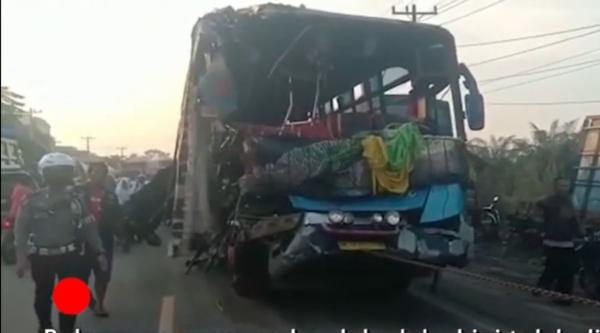 Kecelakaan Maut Bus VS Truk, Supir Tewas Belasan Penumpang Luka