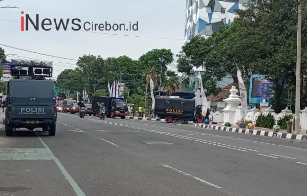 Situasi Terkini di Kota Cirebon, Kendaraan Taktis Petugas Kepolisian Penuhi Jalan Siliwangi