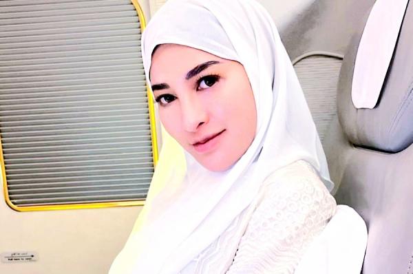 Momen Akhir Kemesraan: Paduan Hijab Shandy Purnamasari saat Naik Haji Bersama Suami, Cantik dan Adem