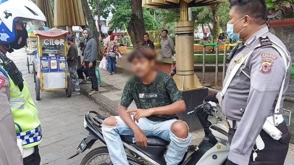 Pemuda yang Ngamuk dan Maki Polisi Karena Tak Terima Ditilang Minta Maaf Didampingi Ibunya