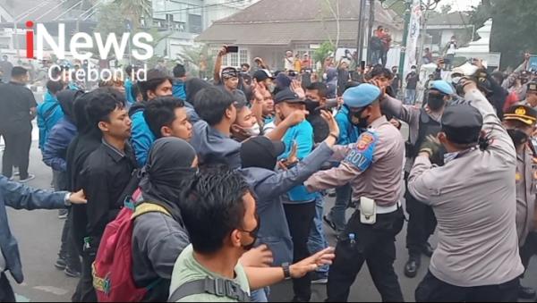 Demo Mahasiswa Cirebon Kritisi Pasal RKUHP dan Kenaikan BBM Kembali Ricuh
