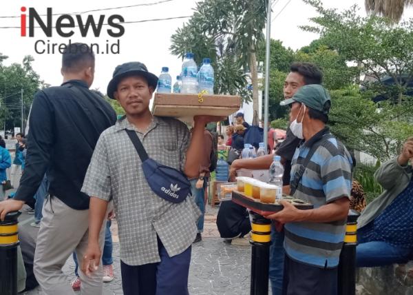 Demo Mahasiswa Cirebon, Berkah Penjual Minum Dadakan