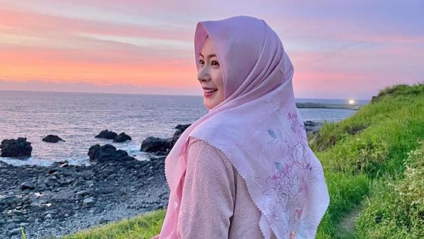 Lepas Hijab, Selebgram Cantik Ayana Moon Ngaku Dilema