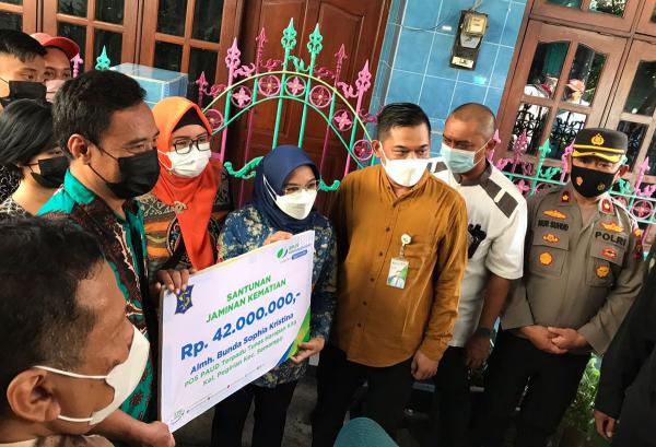 Datangi Rumah Guru PAUD, Istri Eri Cahyadi Serahkan Langsung Santunan Kematian dari BPJamsostek