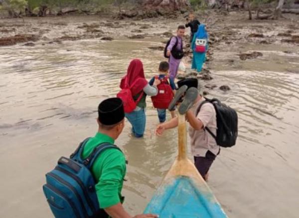 Kisah Siswa di Pulau Tulang, Sewa Perahu Rp500.000 per Bulan untuk ke Sekolah