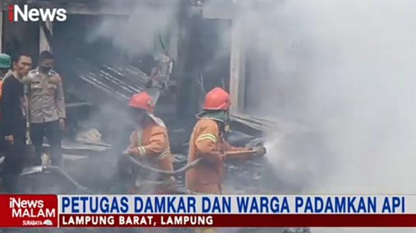 Video Tiga Rumah Panggung Hangus Terbakar di Lampung Barat