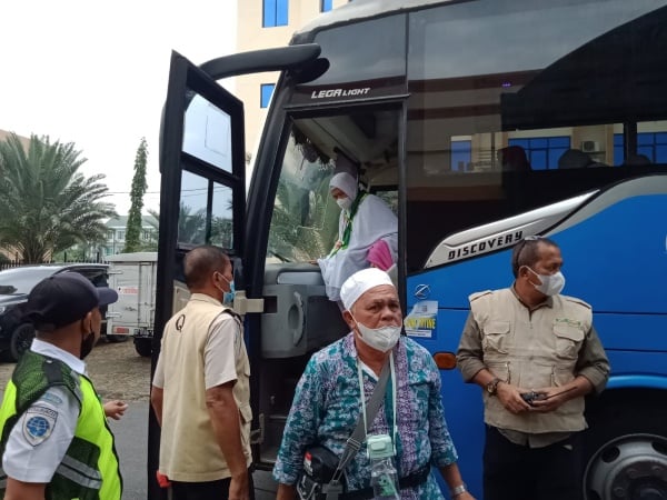 393 Jemaah Haji Kloter Pertama Debarkasi Medan Tiba di Tanah Air