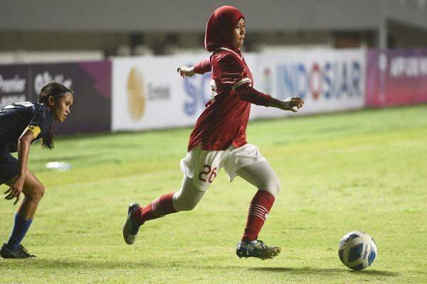 Momen Gelandang Berhijab Timnas U18, Alzira Ayu Nabila saat Menghadapi Pemain Singapura U18